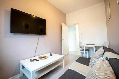 2 Bed Flat - Sleeps 6 - Parking - Wifi, Londra (foto 3)