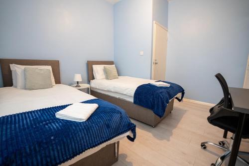 2 Bed Flat - Sleeps 6 - Parking - Wifi, Londra (foto 4)