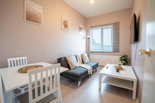 2 Bed Flat - Sleeps 6 - Parking - Wifi, Londra (foto 2)