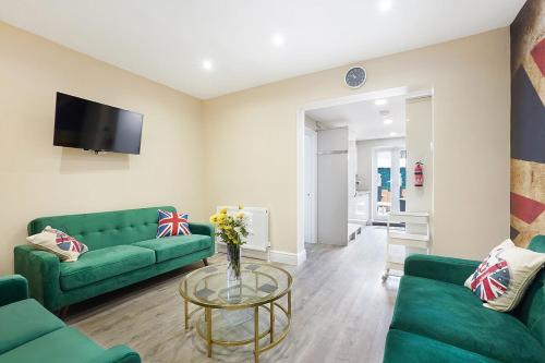 Stylish 5 bedroom house with 3 bathrooms - image 8