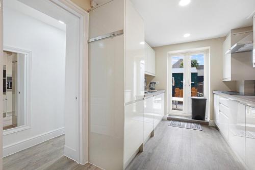 Stylish 5 bedroom house with 3 bathrooms - image 2