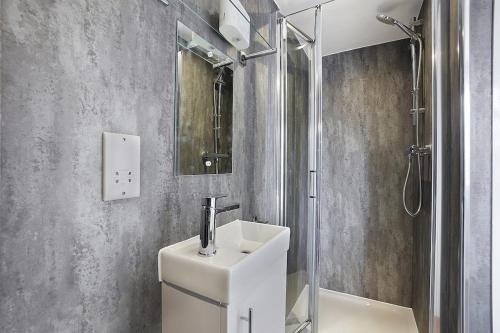Stylish 5 bedroom house with 3 bathrooms - image 3