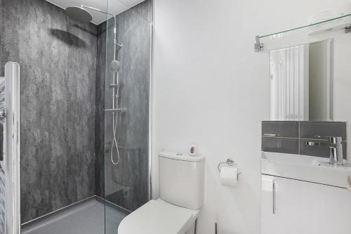 Stylish 5 bedroom house with 3 bathrooms - image 9