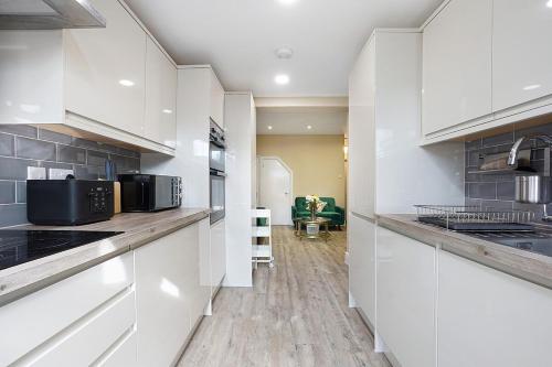 Stylish 5 bedroom house with 3 bathrooms - image 7