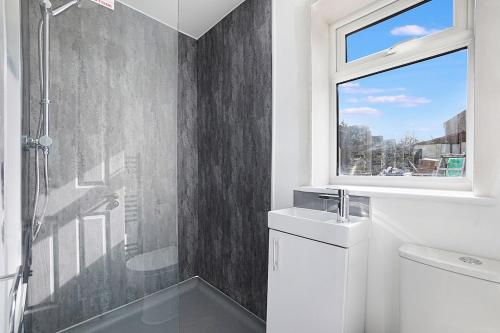 Stylish 5 bedroom house with 3 bathrooms - image 10