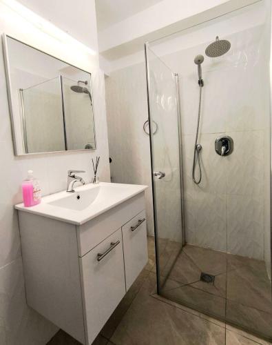 Chuveiro, The Sea Pearl Deganya 63 in Kiryat Yam