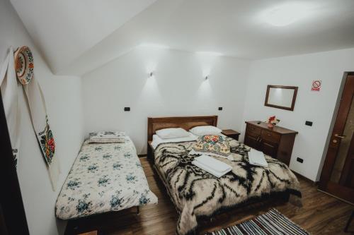 1 queen bed, 1 twin bed