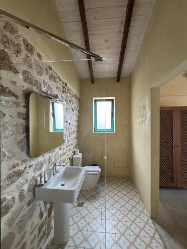 Deluxe Double Room with Balcony and Sea View image 2