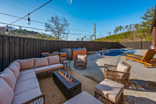 The Sparrow - 6BR Cabin - Heated Pool, Hot Tub & Theater