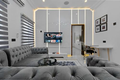 Ruby 7, Lagos