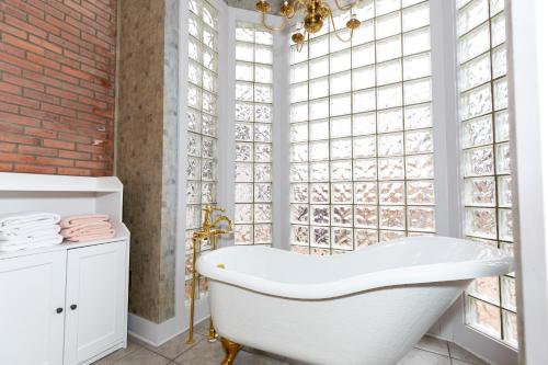 Charming School House with Large Pool in Huron (OH)