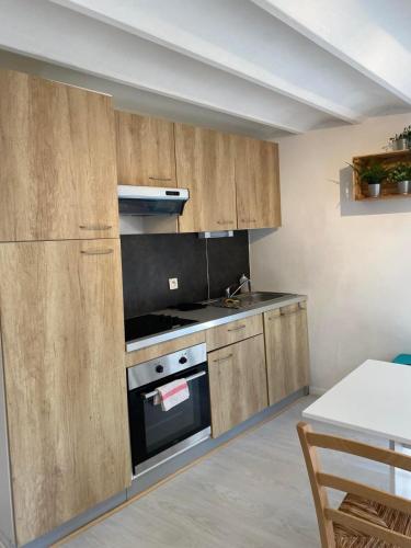 Logement avec alcôve et jardin proche du Château (Logement avec alcove et jardin proche du Chateau) in วิลองดรี