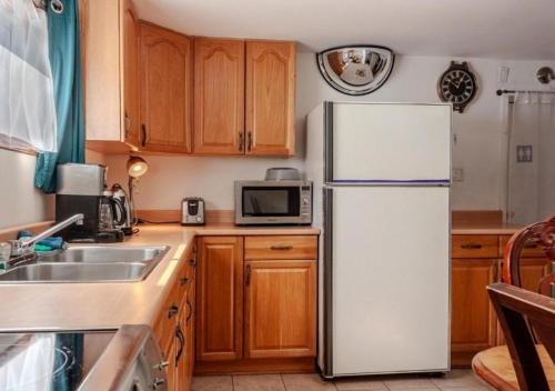 Kitchen, Independent Private Suite, Free Parking and High-Speed Wi-Fi in Riviere-des-Prairies-Pointe-aux-Trembles
