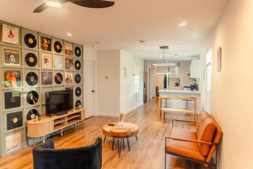 Cozy Downtown Cottage 10 Mins to Pcola Beach