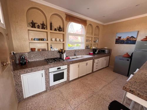 Villa avec vues sur dunes, montagnes et ocean! Acces plage direct! Proche SIDI BOULFDAIL et AGLOU in Mirhleft