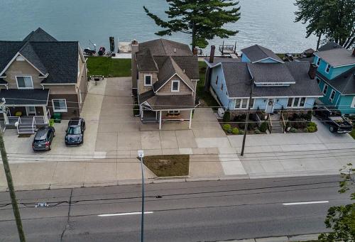 Riverfront 3 Bedroom with 2 Kings and hot tub