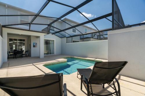 Stylish 4BR home Near Disney with Themed Rooms - image 3