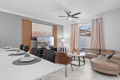 Stylish 4BR home Near Disney with Themed Rooms - image 5