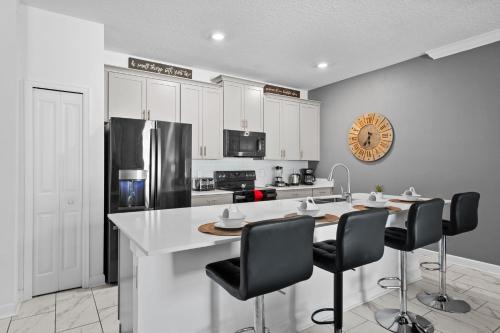 Stylish 4BR home Near Disney with Themed Rooms - image 4