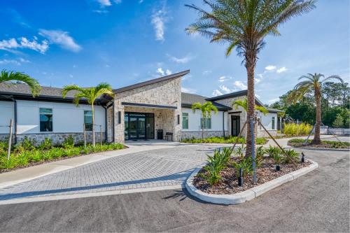 Stylish 4BR home Near Disney with Themed Rooms - image 8