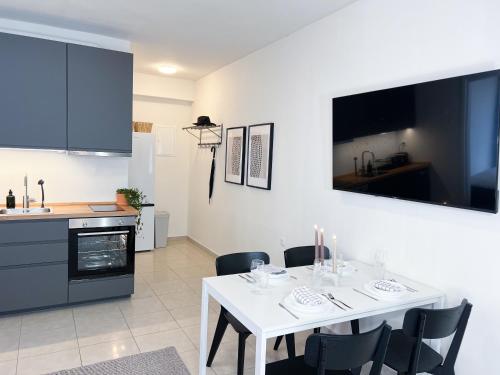 Facilities, Near Beach and Easy Parking - By Solstad in Kavala