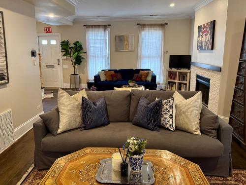 5 Bedroom House in Best Location Parking Fireplace Back Yard Home office in Chicago, USA