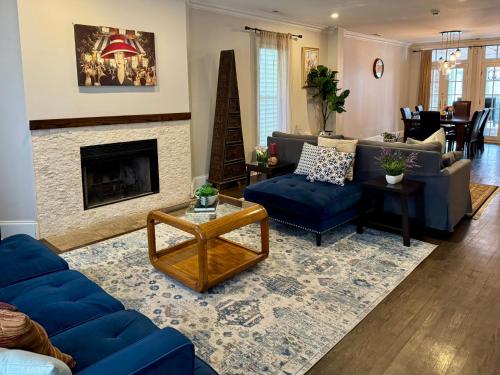5 Bedroom House in Best Location Parking Fireplace Back Yard Home office in Chicago, USA