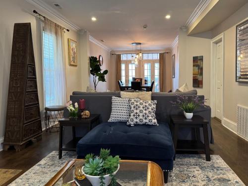 5 Bedroom House in Best Location Parking Fireplace Back Yard Home office in Chicago, USA