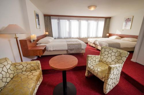 1 double bed, 2 twin beds