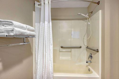 Studio with 1 King Bed - Disability Access - Non-Smoking image 1