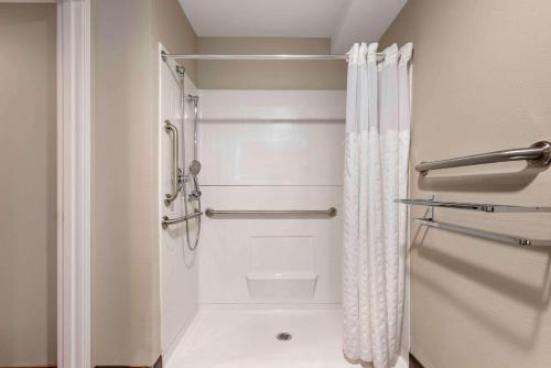 Studio with 1 King Bed - Disability Access /Non-Smoking image 8