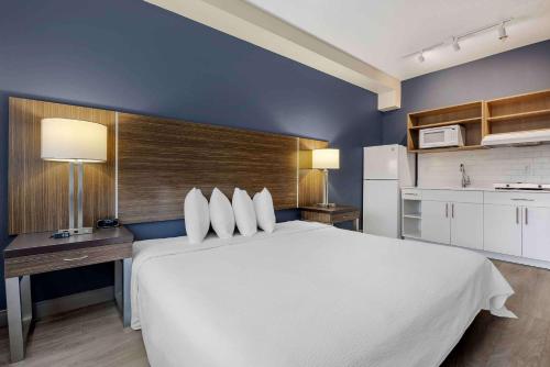 King Room - Non-Smoking image 2