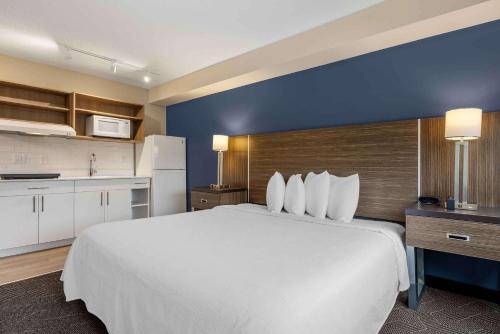 Studio with 1 King Bed - Disability Access - Non-Smoking image 9