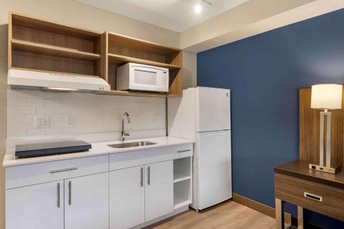 Studio with 1 King Bed - Disability Access - Non-Smoking image 7