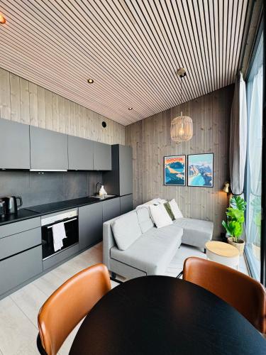 Modern with mountains and sea views in Henningsvær, Henningsvaer (foto 2)