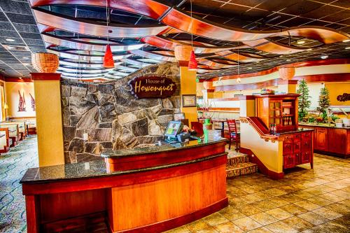 Restaurant, Lucky 7 Casino & Hotel (Howonquet Lodge) in Smith River