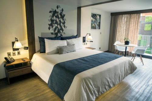 FlowSuites Condesa - Adults Only Ideally located in the prime touristic area of Condesa-Roma, FlowSuites Condesa promises a relaxing and wonderful visit. Offering a variety of facilities and services, the hotel provides all you need 