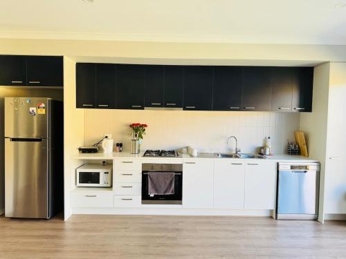 Charming Lakeside Retreat - Melbourne