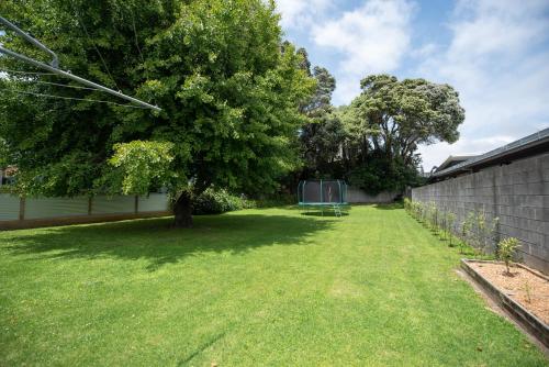 Pohutukawa Tides - Walk to Beach, Large Fenced Section