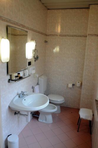 Bathroom, Hotel Button in Parma