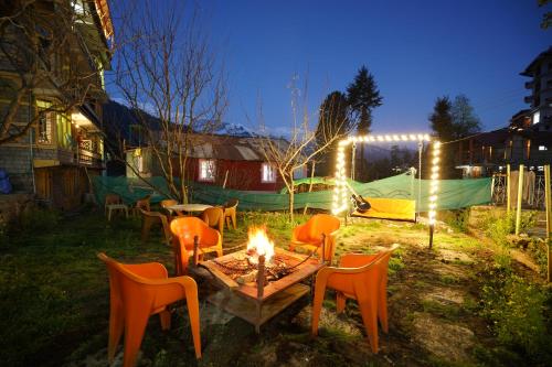 Woods Villa Cottages Manali - 1,2,3,4 Cottages & Villas Available in manali with scenic mountain vie in Manali