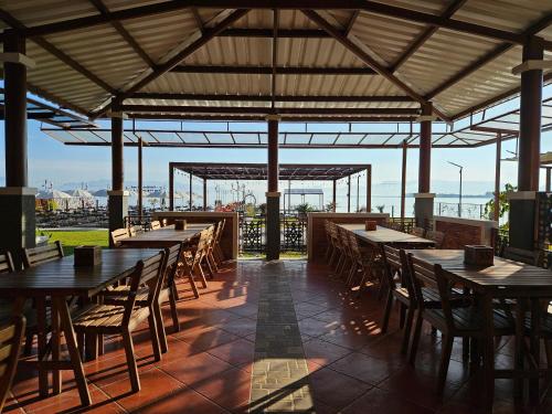 Restaurant, Damar Toba in Balige