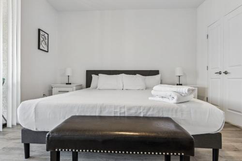 CozySuites Glendale by the stadium with pool 22 thumb 4
