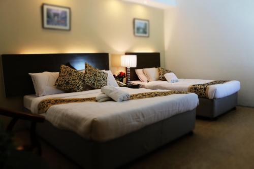 1 double bed, 1 twin bed