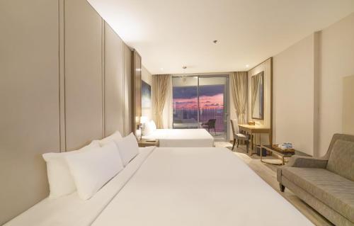Family Suite with Balcony image 10