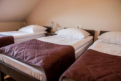 3 twin beds