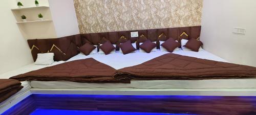 1 king bed, 1 twin bed