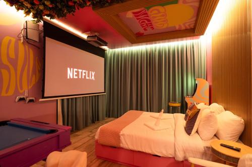Capsule Flora business bay view Burj Khalifa-pool table-game arcade-Projector-Playstation 5, Dubai (Foto 3)