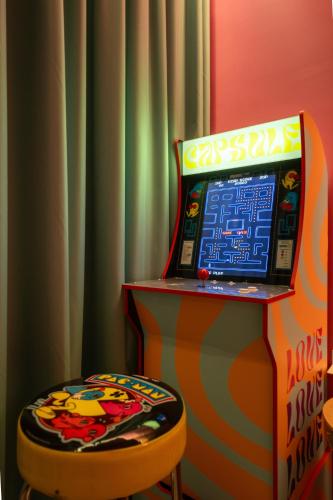 Capsule Flora business bay view Burj Khalifa-pool table-game arcade-Projector-Playstation 5, Dubai (Foto 4)