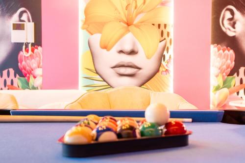 Capsule Flora business bay view Burj Khalifa-pool table-game arcade-Projector-Playstation 5, Dubai (Foto 10)